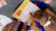 Un cliente llegan un boleto de lotería Mega Millions en una tienda de conveniencia en Northbrook, Illinois, el 6 de enero de 2021.