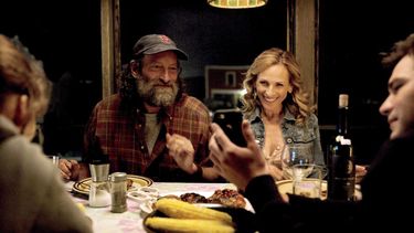 En esta imagen difundida por Apple TV+, Troy Kotsur, a la izquierda, y Marlee Matlin en una escena de CODA, ganadora del Óscar a la mejor película. 