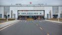 Vista del ingreso principal al Centro de Detención Nro. 3 de Urumqi, en Dabancheng, China, en foto del 23 de abril del 2021. El tamaño del complejo es dos veces el de la Ciudad del VAticano y se cree que puede recibir 10.000 reclusos. Vista del ingreso principal al Centro de Detención Nro. 3 de Urumqi, en Dabancheng, China, en foto del 23 de abril del 2021. El tamaño del complejo es dos veces el de la Ciudad del VAticano y se cree que puede recibir 10.000 reclusos.