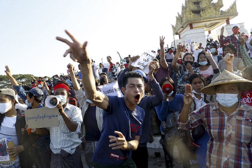 En esta imagen de archivo del 10 de febrero de 2021, manifestantes haciendo un gesto con tres dedos como símbolo de resistencia contra el golpe militar, y coreando lemas pidiendo la liberación de la líder detenida de Myanmar Aung San Suu Kyi, durante una protesta en Mandalay, Myanmar. (AP Foto, archivo)