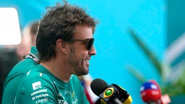 El piloto de Aston Martin, Fernando Alonso, de España, habla durante una conferencia de prensa en la carrera de autos del Gran Premio de Fórmula 1 en el Autódromo Internacional de Miami, el jueves 4 de mayo de 2023.