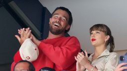 Travis Kelce y Taylor Swift reaccionan mientras los Edmonton Oilers y los Florida Panthers juegan durante el primer periodo del cuarto partido de la final de la Copa Stanley 2025 en el Amerant Bank Arena el 12 de junio de 2025 en Sunrise, Florida.&nbsp;