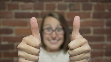 El lenguaje no verbal incluye gestos, postura, expresiones faciales y contacto visual.