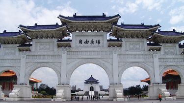 Entrada de la Plaza de la Libertad, donde se encuentra, al final, el Salón Conmemorativo Nacional de Chiang Kai-shek.