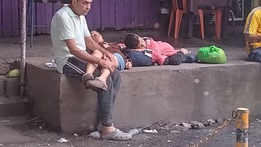 Jorge Perche, cansado cuida a sus dos nietos en Managua, Nicaragua, antes de seguir su viaje con otros siete integrantes de su familia.&nbsp;