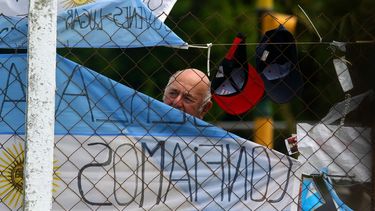 Un hombre se asoma en la Base Naval Mar del Plata (Argentina).