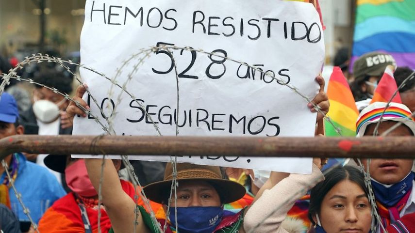 Un partidario del candidato presidencial ecuatoriano Yaku Pérez sostiene una pancarta que dice Hemos resistido 528 años durante una manifestación frente al Consejo Nacional Electoral (CNE), donde Pérez y su competidor Guillermo Lasso realizaron una reunión con miembros del CNE y la OEA, en Quito, el 12 de febrero de 2021. &nbsp;