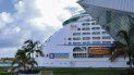 Proa del crucero Royal Caribbean, atracado en un muelle de PortMiami. Proa del crucero Royal Caribbean, atracado en un muelle de PortMiami.