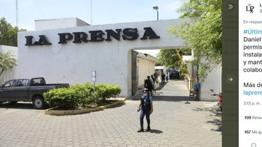 El diario publicó videos donde se observan varios policías en el estacionamiento de la empresa