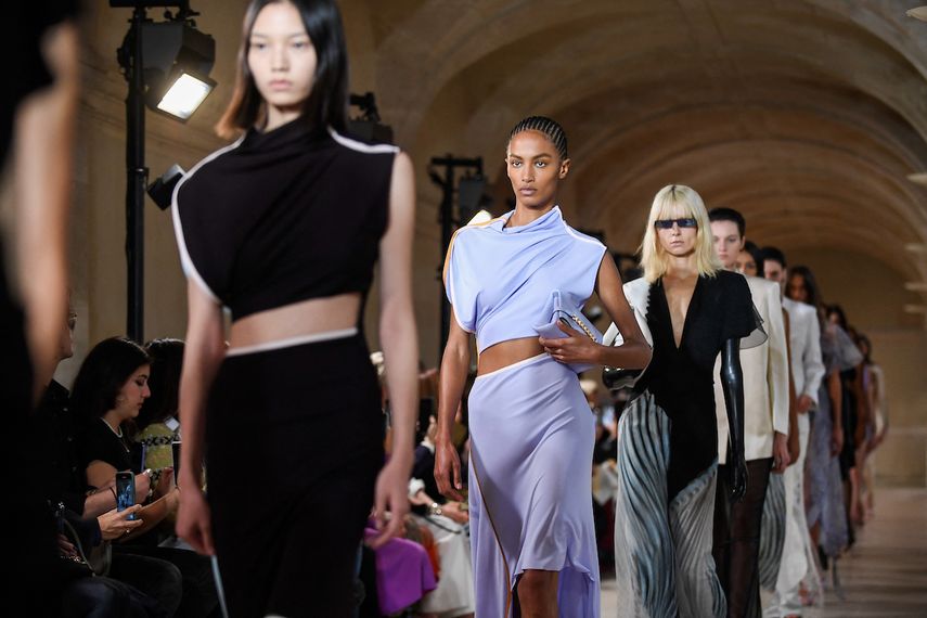 Modelos lucen prendas de la nueva propuesta de la diseñadora Victoria Beckham en la Semana de la Moda de París.&nbsp;