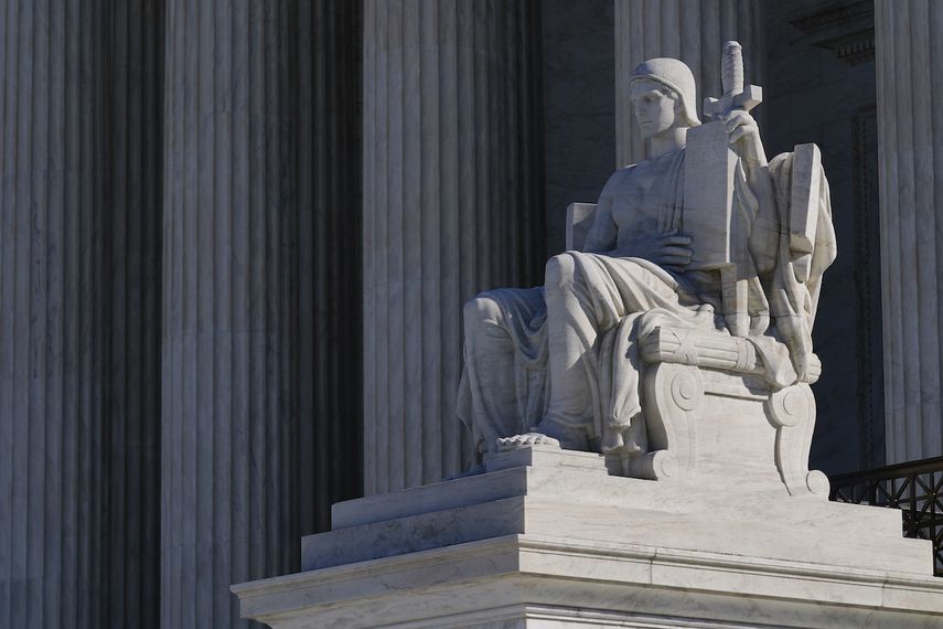Esta foto del 21 de febrero del 2022 muestra la estatua The Authority of Law, de James Earle Fraser, a la entrada del edificio de la Corte Suprema de Estados Unidos.&nbsp;