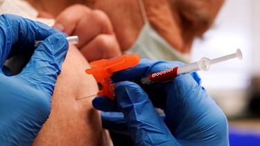 Trabajador de la salud administra una dosis de refuerzo de la vacuna contra el COVID-19 desarrollada por Moderna.