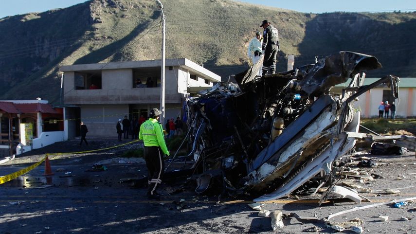 Imagen del autobús de matrícula de Colombia accidentado el 14 de agosto de 2018 en la carretera que une Quito con la zona de Papallacta en Palugo.