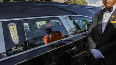 El coche fúnebre que transportaba el féretro del fallecido escritor peruano Mario Vargas Llosa salió de su apartamento rumbo al crematorio de Lima el 14 de abril de 2025.