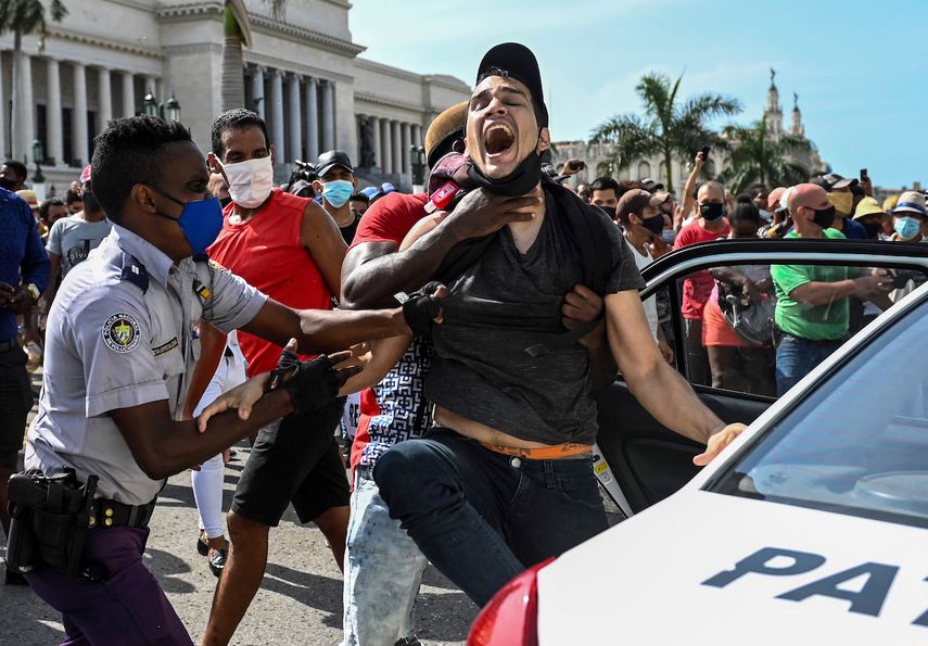 Un hombre es arrestado durante una manifestación contra el régimen del dictador cubano Miguel Díaz-Canel en La Habana, el 11 de julio de 2021.&nbsp; &nbsp;