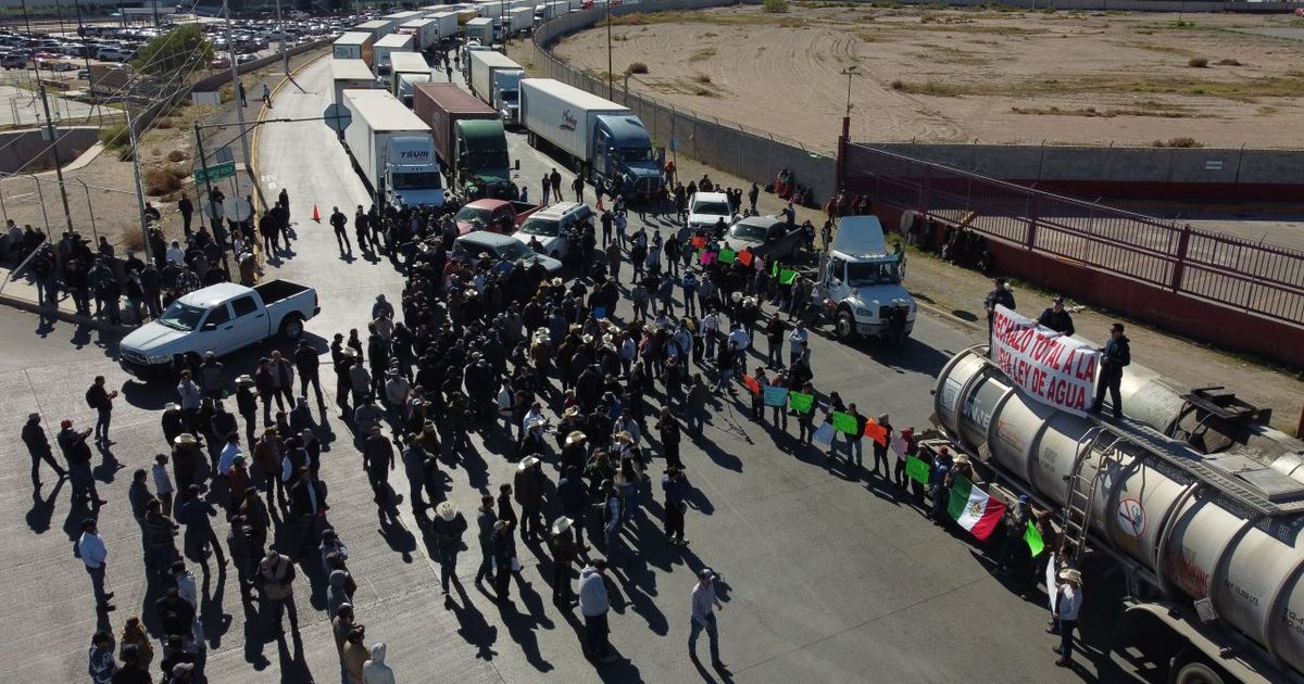 Protesta de agricultores y camioneros mexicanos bloquean puente fronterizo con EEUU