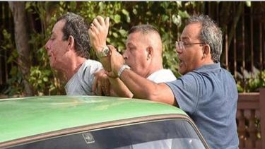Momento cuando fue detenido el periodista en Cuba