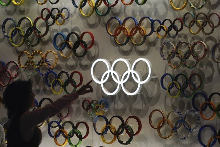 En esta fotografÃ­a de archivo del 16 de septiembre de 2019, una visitante observa un muro en el Museo OlÃ­mpico de JapÃ³n dedicado a los Juegos OlÃ­mpicos de 2020 en Tokio. 