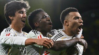 El delantero francés Kylian Mbappé (D) celebra con el brasileño Vinicius Junior (C) y el español Gonzalo García tras anotar el segundo gol del Real Madrid en un partido ante el Villarreal CF en el Estadio La Cerámica en Vila-Real, el 24 de enero de 2026.