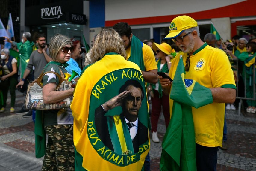Partidarios del presidente de Brasil, Jair Bolsonaro, esperan su llegada para el lanzamiento de su campaña de reelección para las próximas elecciones nacionales de octubre, en Juiz de Fora, estado de Minas Gerais.