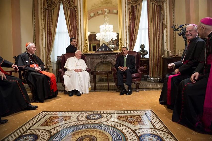El papa Francisco se reúne con el presidente de la Cámara de Representantes, el republicano John Boehner, en el Capitolio en Washington DC (EFE)