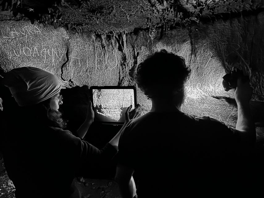 Miembros del equipo de investigación durante los trabajos de documentación y análisis.&nbsp;