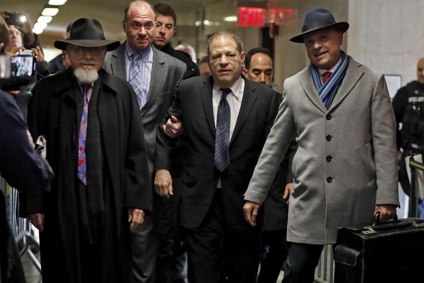 Harvey Weinstein, en el centro, acompa&ntilde;ado por el abogado Arthur Aidala, a la derecha, llega a la corte para su juicio en Nueva York por cargos de violaci&oacute;n, el mi&eacute;rcoles 22 de enero.&nbsp;