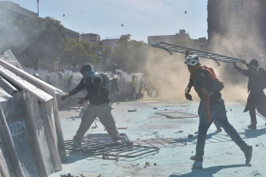 Manifestantes se enfrentan a la policía antidisturbios mexicana durante una protesta contra el gobierno de la presidenta mexicana Claudia Sheinbaum en la Plaza del Zócalo en la Ciudad de México el 15 de noviembre de 2025.