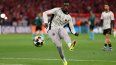 El delantero francés del Paris Saint-Germain, Ousmane Dembélé, número 10, calienta antes del partido de vuelta de las semifinales de la Liga de Campeones de la UEFA entre el FC Bayern de Múnich y el Paris Saint-Germain (PSG)