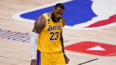 LeBron James, de los Lakers de Los Ángeles, festeja durante el cuarto partido de la final de la NBA ante el Heat de Miami, el martes 6 de octubre de 2020, en Lake Buena Vista, Florida&nbsp;