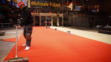Los trabajadores instalaron la alfombra roja el 18 de febrero de 2020 en el Palacio Berlinale de Berl&iacute;n, antes del festival de cine Berlinale.