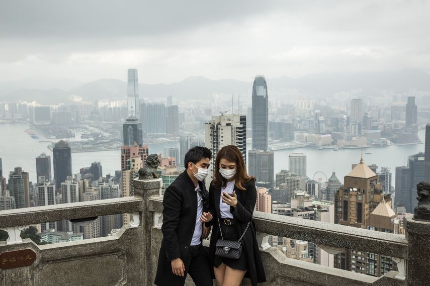Turistas en una terraza en Hong Kong.