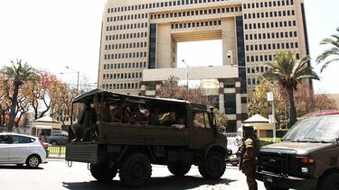 Veh&iacute;culos militares son vistos en las inmediaciones del Congreso de Chile.