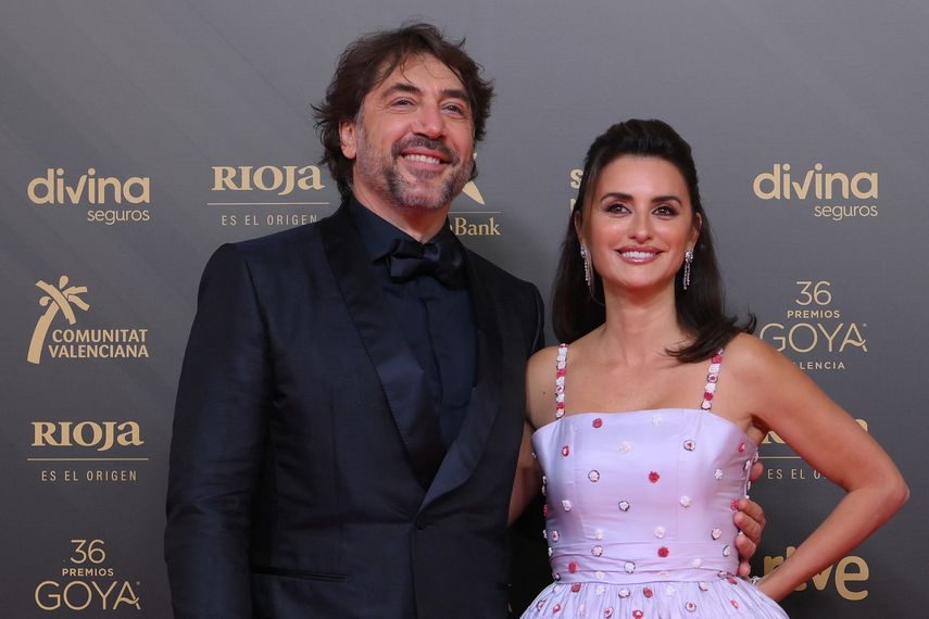 El actor español Javier Bardem (izq.) y la actriz española Penélope Cruz posan en la alfombra roja a su llegada a la 36ª ceremonia de los Premios Goya en el Palau de les Arts de Valencia, el 12 de febrero de 2022.