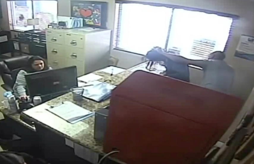 El agente, de 44 años, golpeó a su hija&nbsp;en la oficina principal de la escuela&nbsp;de la menor en Pinecrest Cove Preparatory Academy, en Miami-Dade.