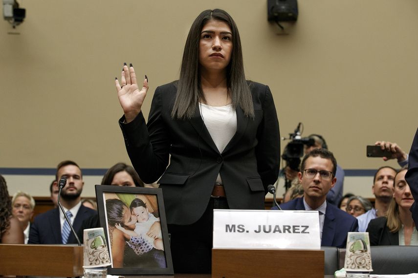 La guatemalteca Yazmín Juárez en una audiencia en el Capitolio, en Washington, junto a una foto de ella con su hija Mariee, de 1 año, quien murió semanas más tarde de ser liberada de un centro de detención del Servicio de Inmigración y Control de Aduanas,. 