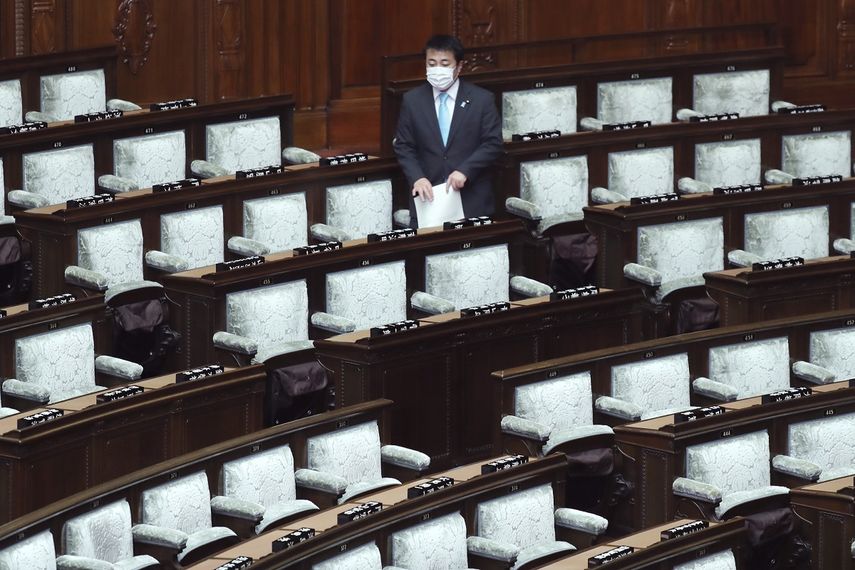 Un legislador llega a la sesi&oacute;n en la c&aacute;mara baja del Parlamento de Jap&oacute;n, en Tokio, el jueves 12 de marzo de 2020.&nbsp;