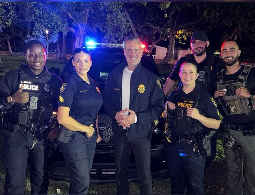 El alcalde de Miami Beach, Steven Meiner, junto a las fuerzas del orden.&nbsp;