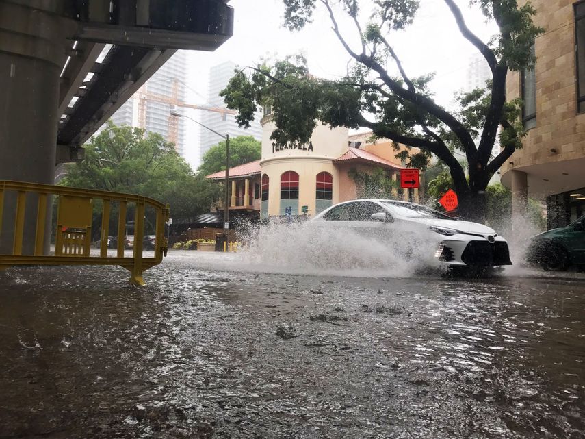 Áreas como Brickell, el sector financiero de Miami, ssufre serias inundaciones por causa de intensa lluvia.