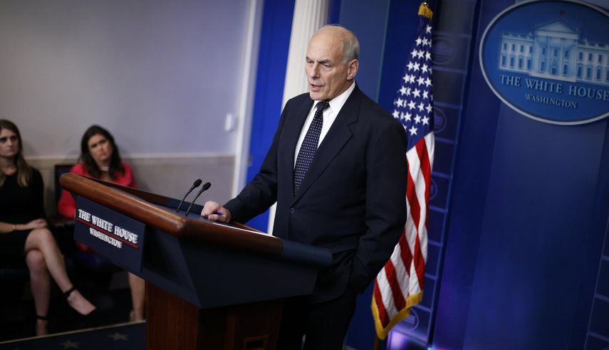 El jefe de gabinete de la Casa Blanca, John Kelly, habla durante la sesión informativa diaria de la Casa Blanca en Washington. Kelly respondió a varias preguntas de los medios de comunicación entre otros temas, sobre la llamada de condolencia del presidente Trump a la esposa de un miembro del servicio caído en Níger. 