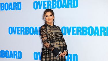 Eva&nbsp;Longoria&nbsp;posa a su llegada al preestreno de la película Overboard en Los Angeles.