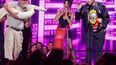 Sarah Shahi y Sean Poopies McInerney en el escenario durante los MTV Movie & TV Awards 2022&nbsp;en Barker Hangar, el 5 de junio de 2022 en Santa Monica, California.