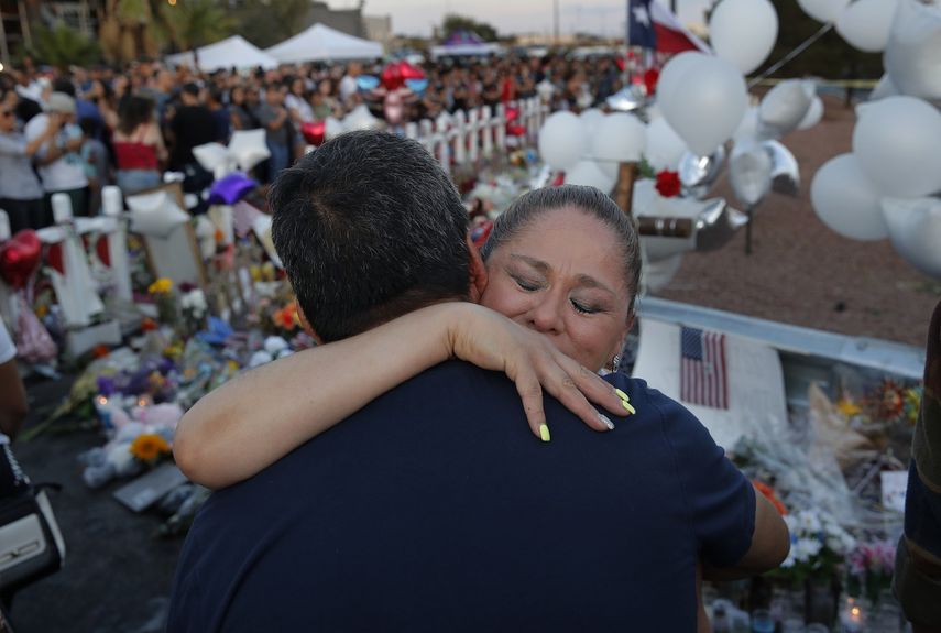 Dos personas se abrazan durante un acto de homenaje a las víctimas de una matanza en una tienda de El Paso, Texas, el 6 de agosto del 2019.