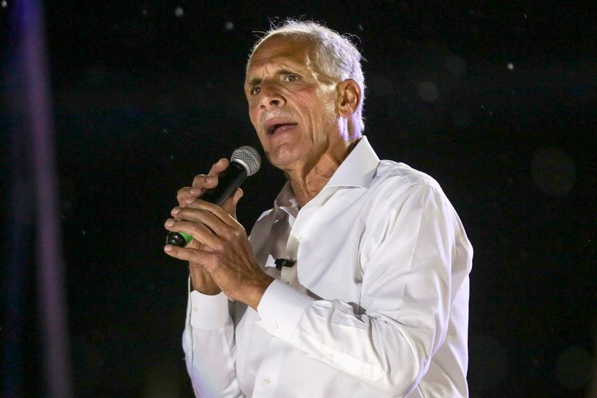 El candidato presidencial hondureño y empresario Nasry Asfura, del Partido Nacional, habla durante su mitin de cierre de campaña en Tegucigalpa el 22 de noviembre de 2025. Los hondureños acudirán a las urnas el 30 de noviembre para elegir un presidente, 128 miembros del Congreso Nacional, 298 alcaldes y 20 representantes al Parlamento Centroamericano.