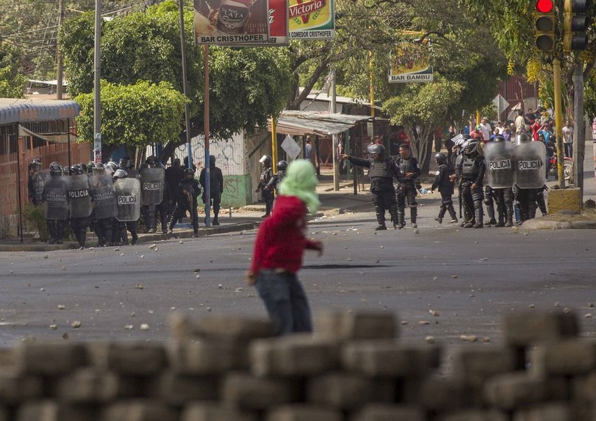 Manifestantes se enfrentan con agentes antidisturbios el sábado 21 de abril de 2018, el cuarto día de protestas en Managua, Nicaragua, contra el régimen de Daniel Ortega.