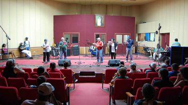 Vista general de una de las emisiones del programa humorístico cubano Alegrías de Sobremesa.