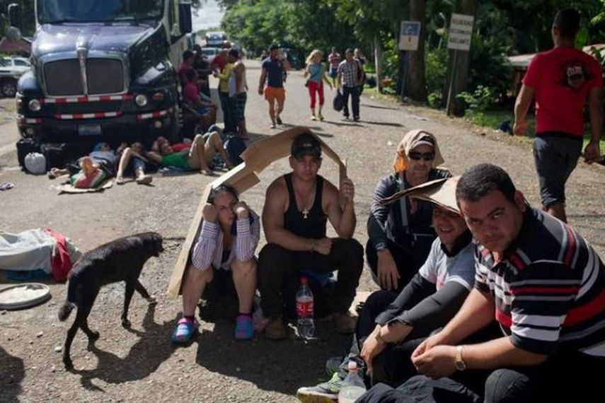 Los cubanos varados en Costa Rica esperan impacientes para ser trasladados en avión a El Salvador y desde allí reanudar su periplo hacia Estados Unidos. (ARCHIVO)