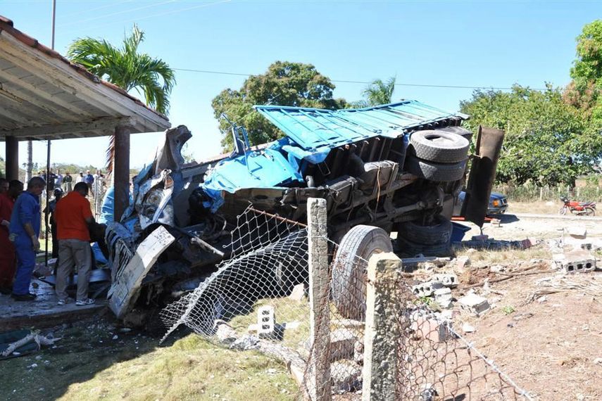 El suceso tuvo lugar al producirse el impacto de un camión de la Agricultura contra un parada de transporte público