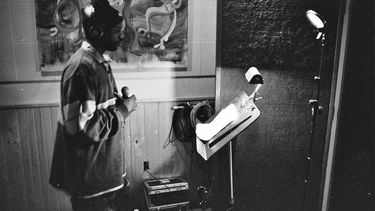 Esta imagen proporcionada por @mpozitolbertphotography muestra a Malik B en el estudio. El rapero y miembro fundador de The Roots, ha muerto. Ten&iacute;a 47 a&ntilde;os.&nbsp;