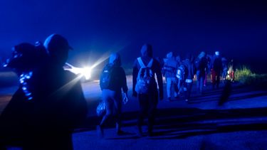 Los migrantes comienzan su caminata hacia el norte desde la comunidad de La Lima en el sur del estado de Veracruz, México.